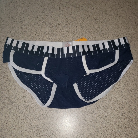 Mens briefs size L fits like a Med. - Picture 4 of 4